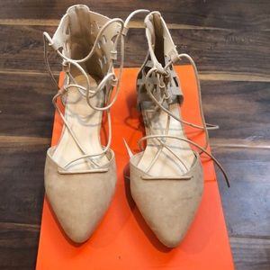 Pointed toe tie shoes